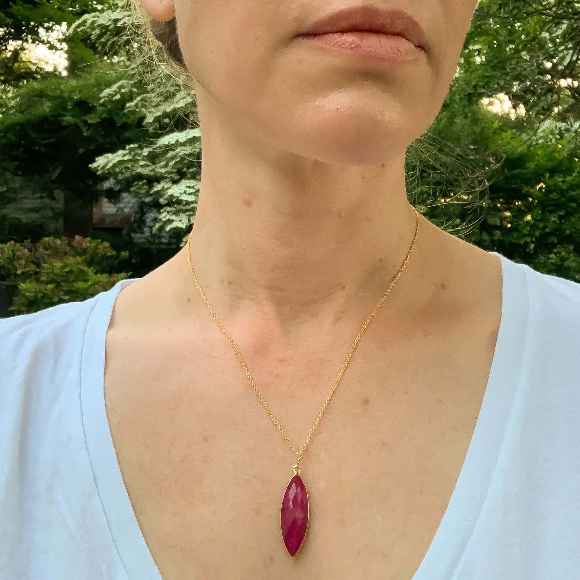 Gorgeous Red jade bezel-set gemstone Gold Necklace 