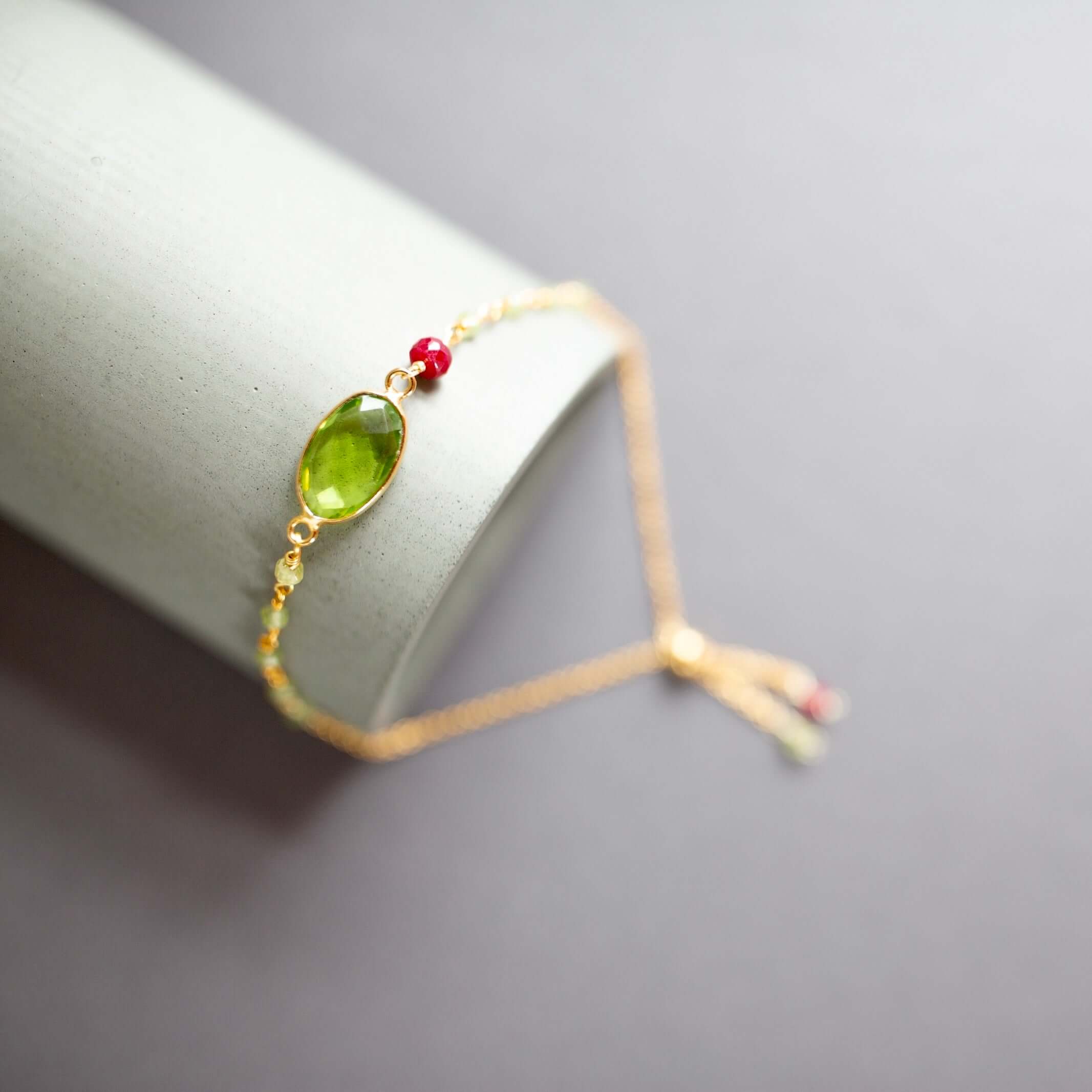 Peridot Quartz Bracelet - Radiant Green Elegance for Your Wrist