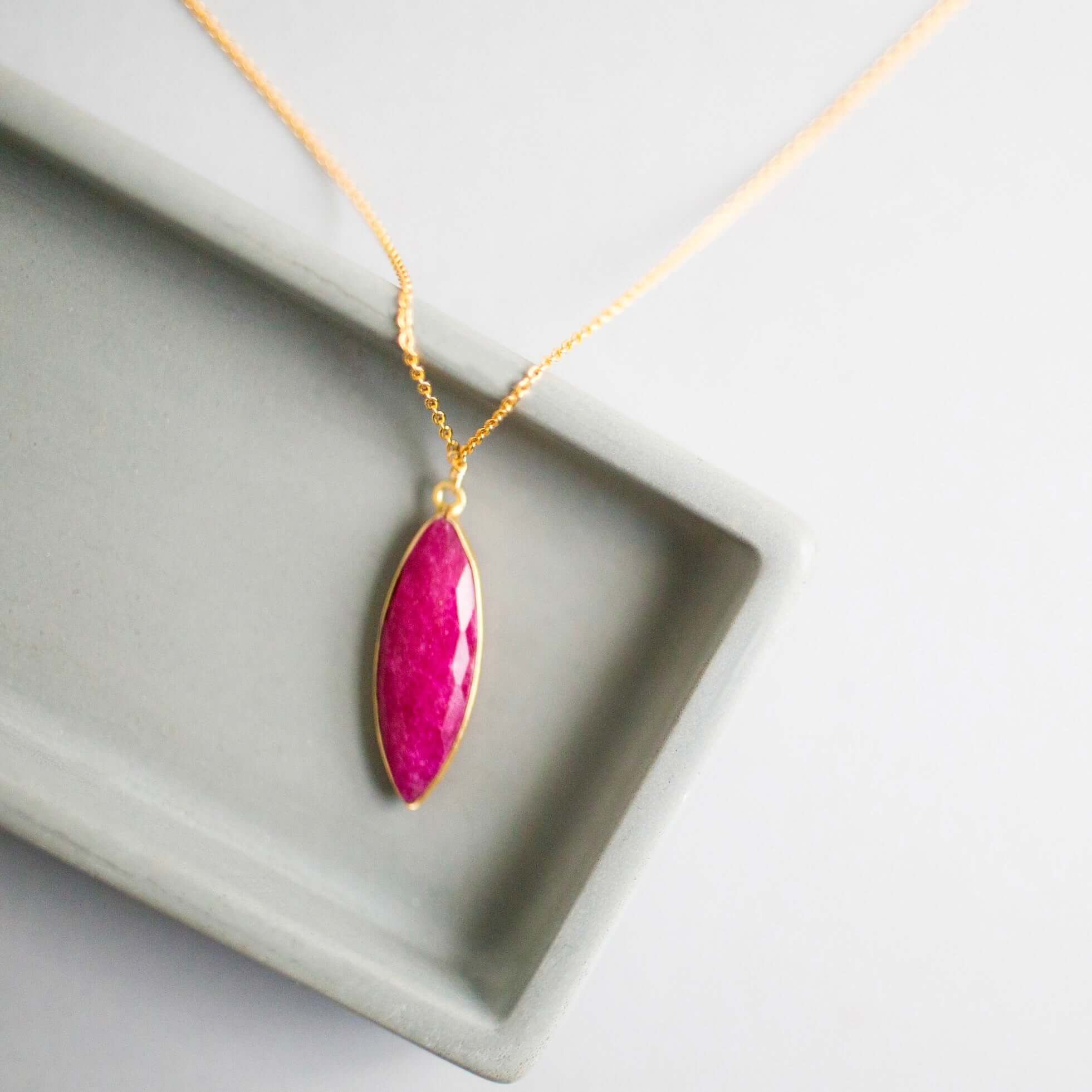 Gorgeous Red jade bezel-set gemstone Gold Necklace 